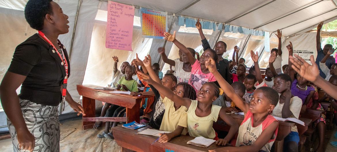 Siswa berpartisipasi dalam Program Pendidikan yang Dipercepat di Pusat Pembelajaran Kashojwa, Uganda.